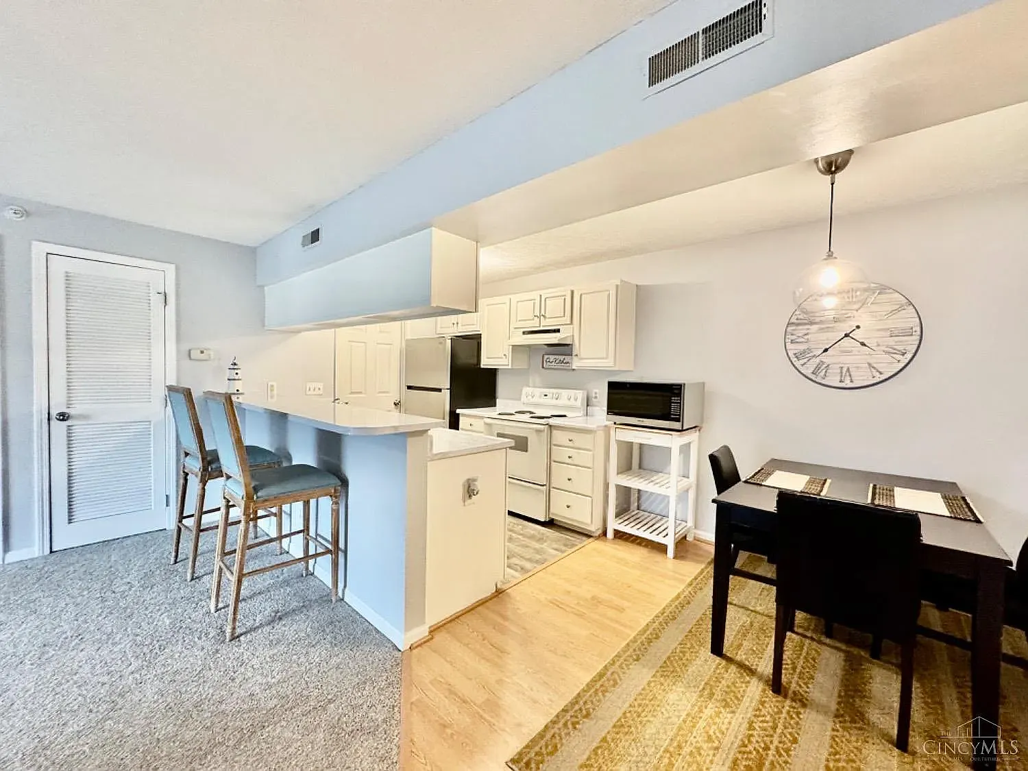 2 bed, 1041 sqft, $1,550 — Photo 2