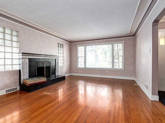 4th image of 827 N 17th Ave NW