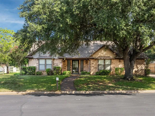 200 Stratford Ct, Hurst, TX 76054