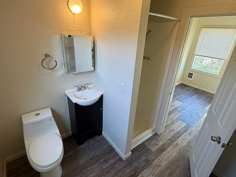 560 1/2 W Ash St — Photo 14