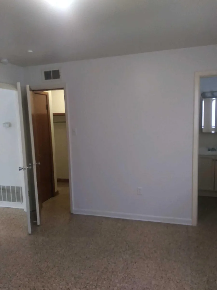 Building Photo - 325 Weyer St #1