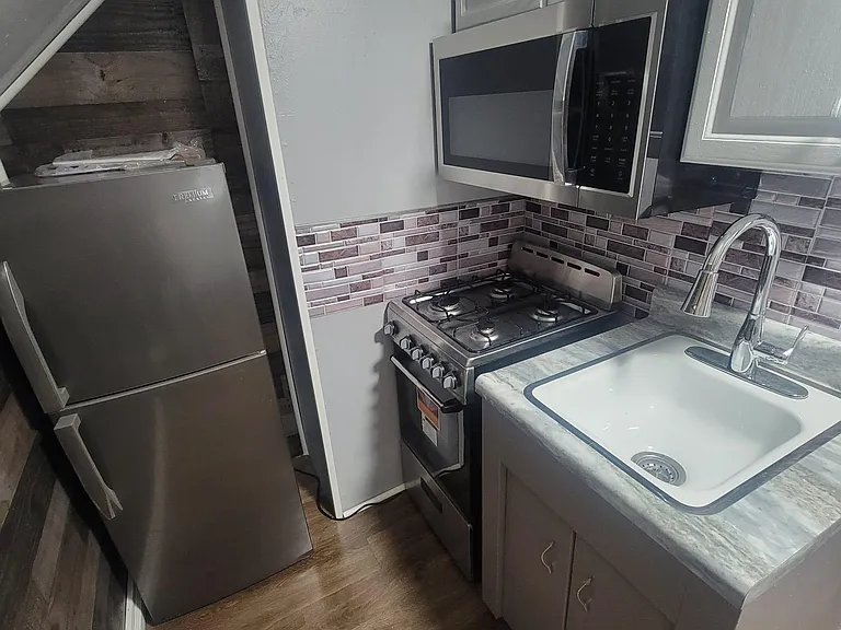 110UP Elmdorf Ave #UPPER — Photo 6