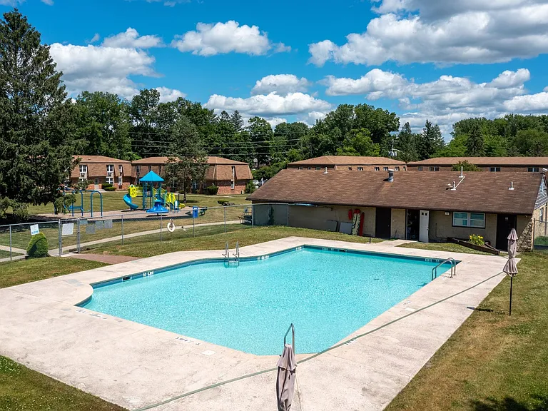 Country Manor Apartments — Photo 7