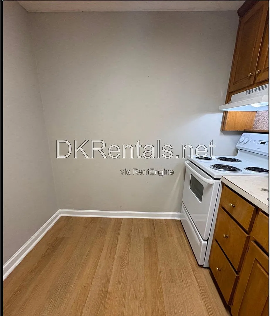 1 bed, 1.5 bath, $1,095 — Photo 4