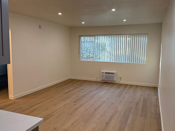 4th image of 7461 Hazeltine Ave #2