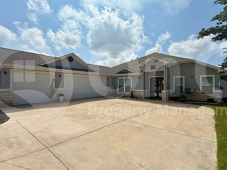 111 Tylee Cir — Photo 2