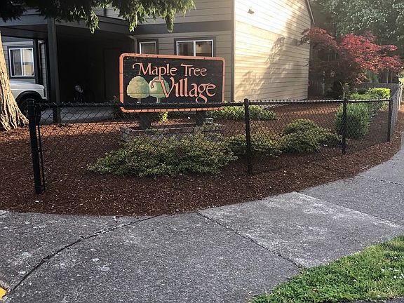 2nd image of 827 SW Maple Tree Dr