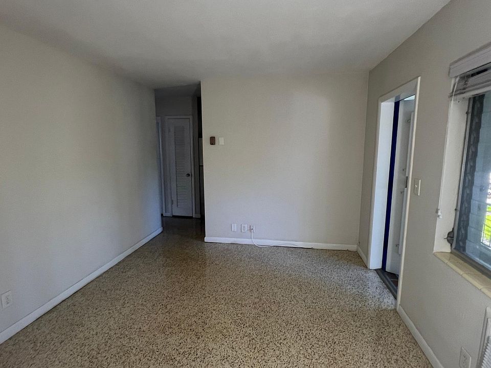 Living room/dining area
