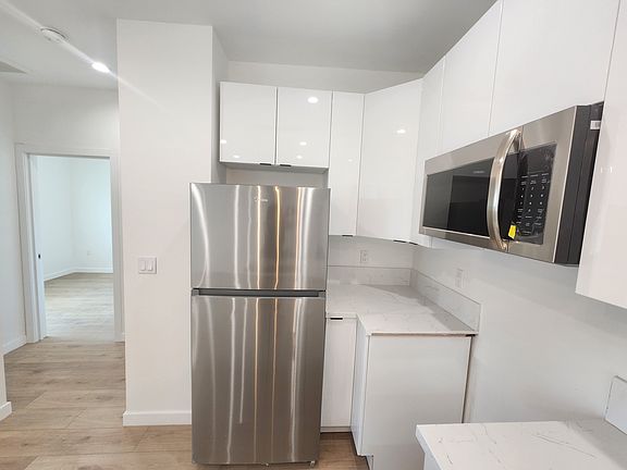 5th image of 10940 Oxnard St #10942-1/2