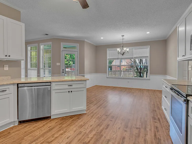3933 Oak Forest Dr — Photo 12