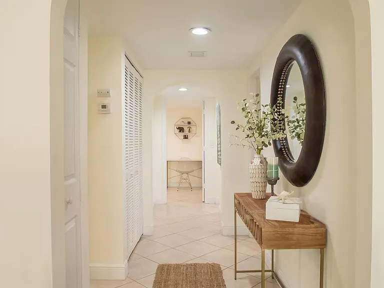 129 E Hart St — Photo 15