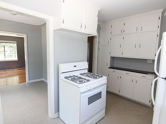 5th image of 557 Crescent St NE