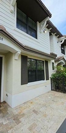 4th image of 2723 NE 14th St