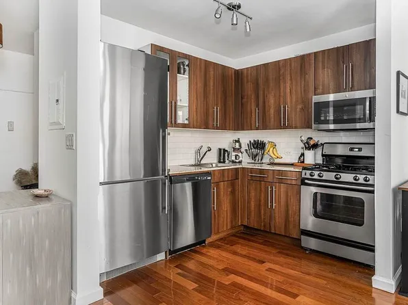 1 Wall Street Court image 3 of 14