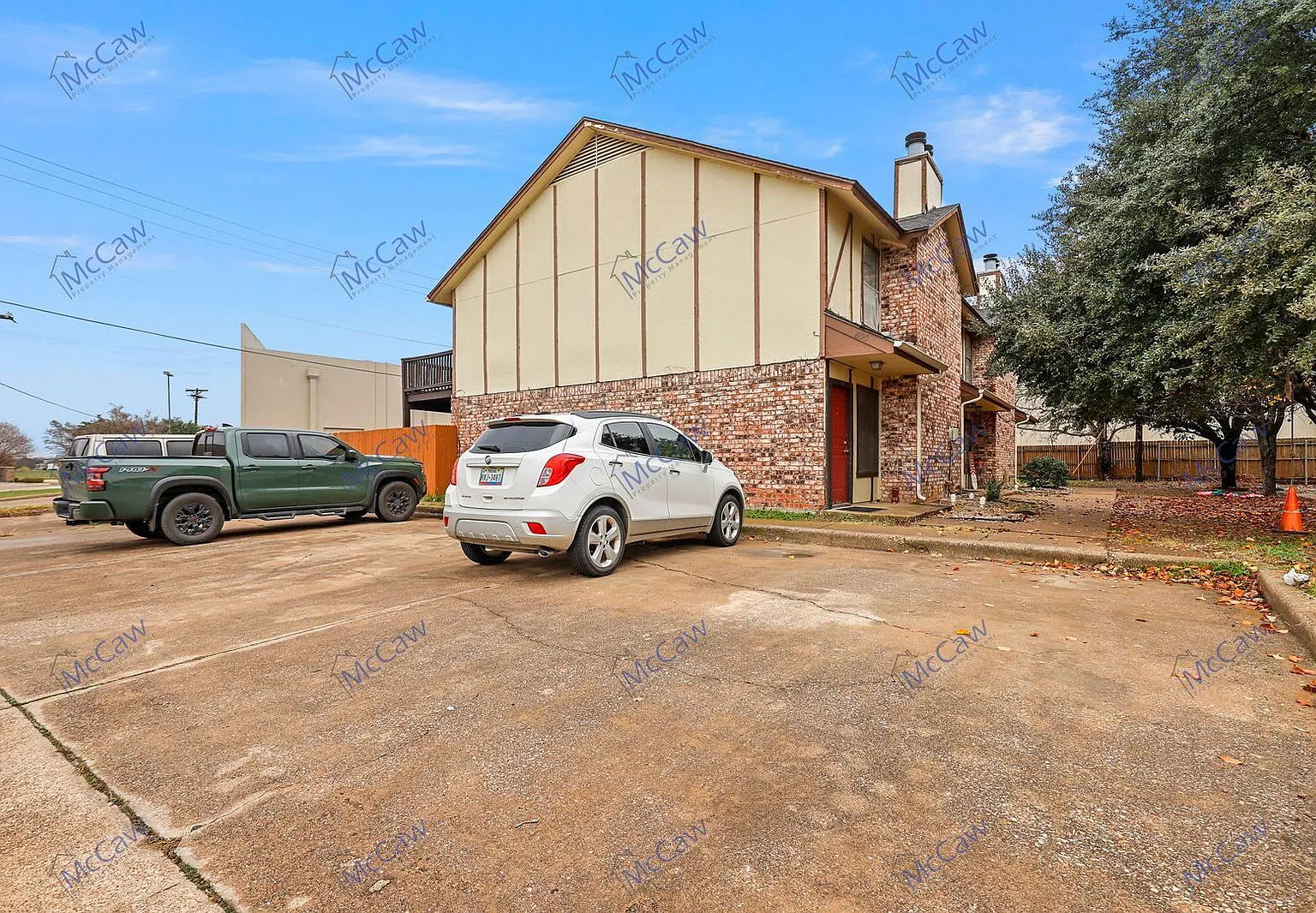 800 Bluebonnet Dr — Photo 2