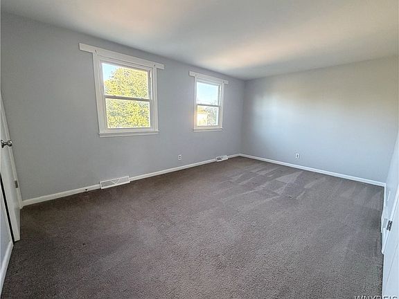 5th image of 39 Broezel Ave