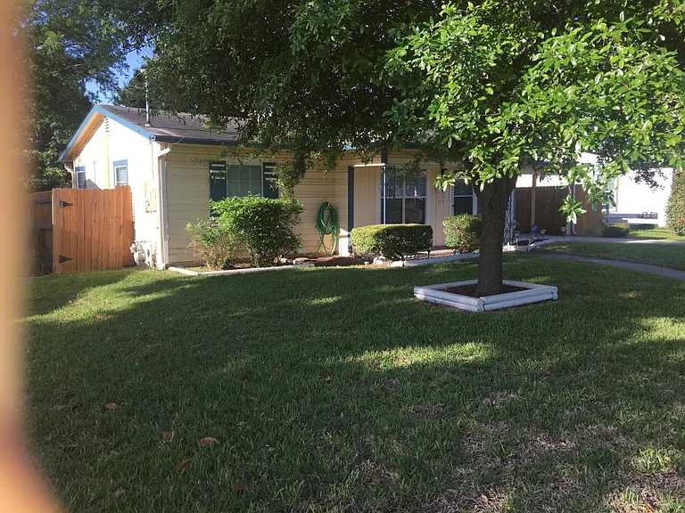 126 Manning Dr — Photo 2