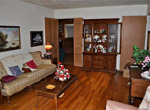 5th image of 219 Camellia Cir