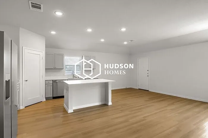 3 bed, 2.0 bath, 1660 sqft, $1,665 — Photo 4
