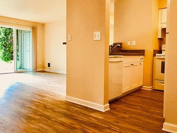 5th image of 11236 NE 132nd St APT B101
