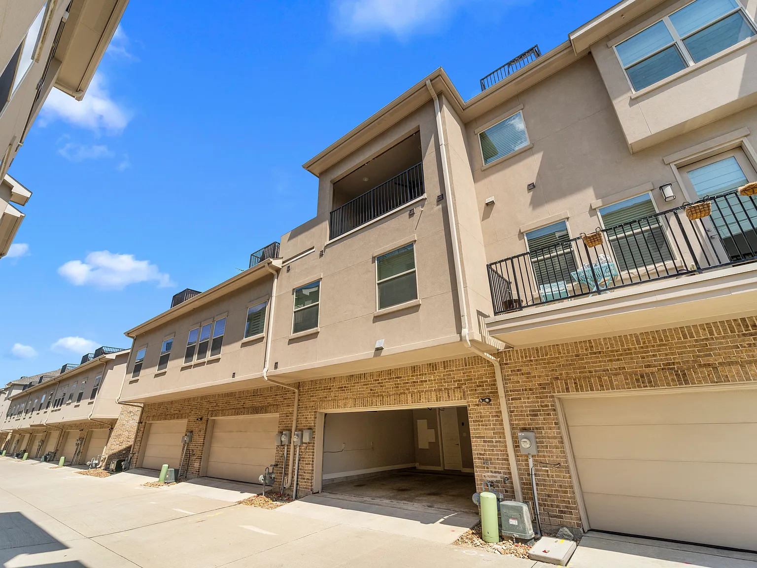 4 bed, 2245 sqft, $3,200 — Photo 2
