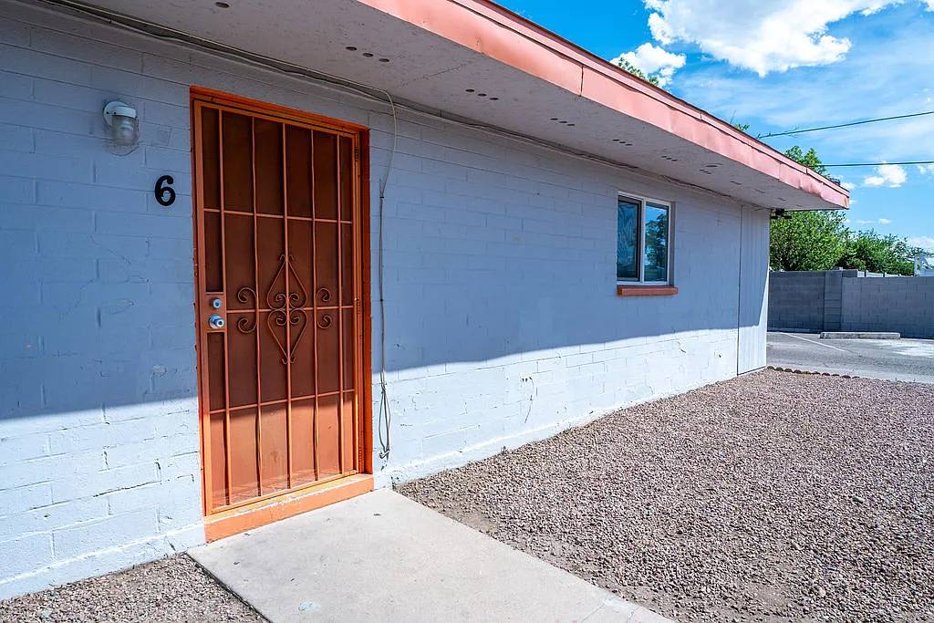 Building Photo - 3637 E Oak St #6