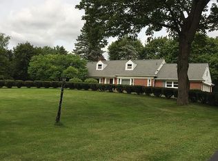 910 W Harsdale Rd, Bloomfield Hills, MI 48302