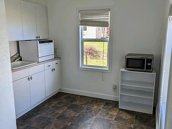 3rd image of 1009 Woodlawn Ave #B