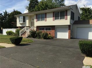 132 W Gates Ave, Lindenhurst, NY 11757