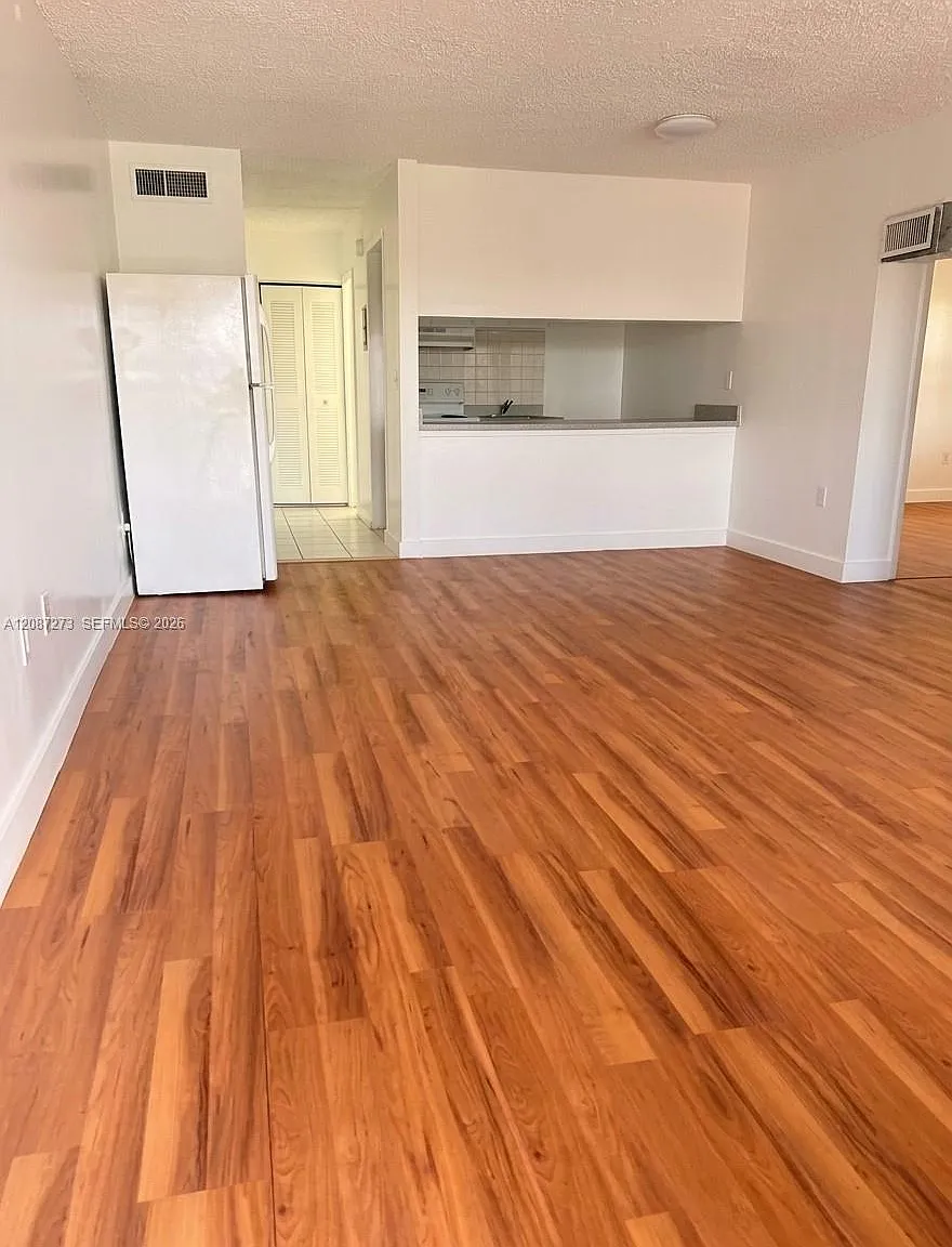New World Condo Apts Iii — Photo 3
