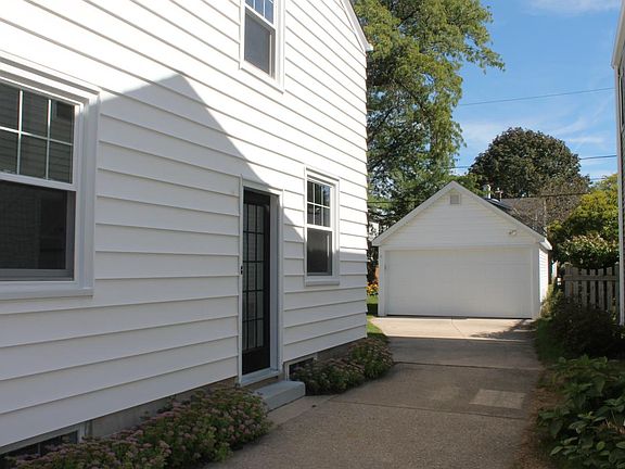 Driveway, Garage, Side Entrance