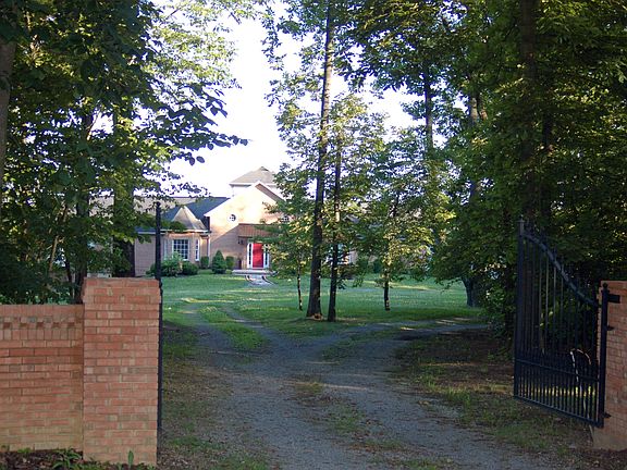 Circle driveway