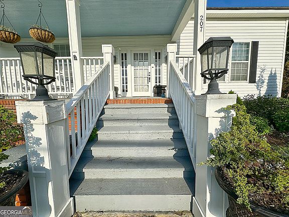 3rd image of 207 College St