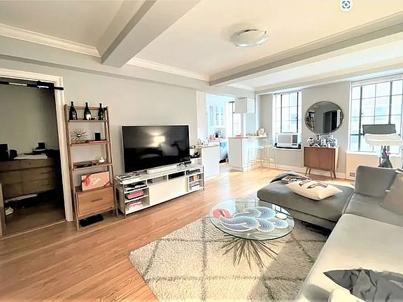 3rd image of 333 W 56th St APT 6H