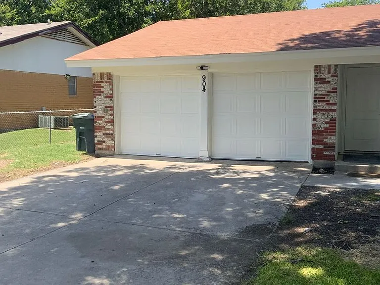 904 Sublett Ave — Photo 2