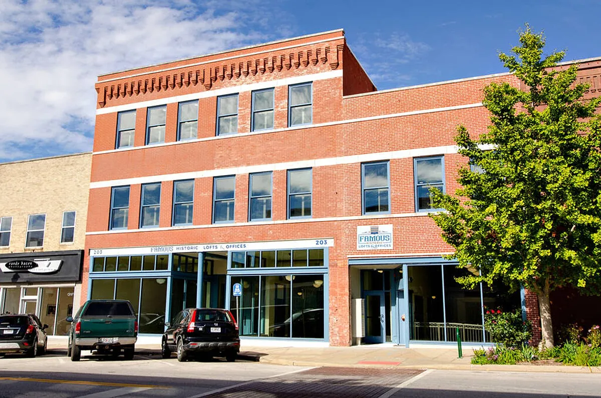 Building Photo - 203 W Commercial St #2F