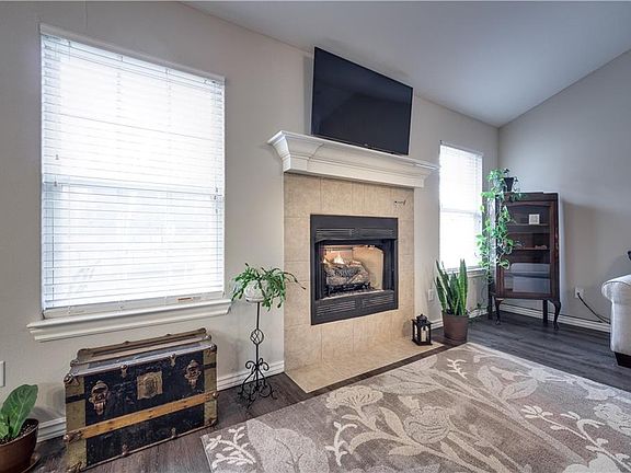 4th image of 1330 Yorkshire Dr