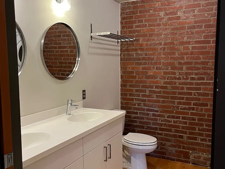222 N Central St — Photo 8