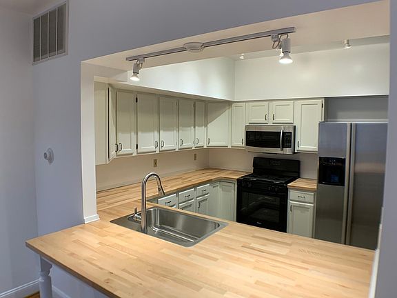 5th image of 544 Queen St Floor 2