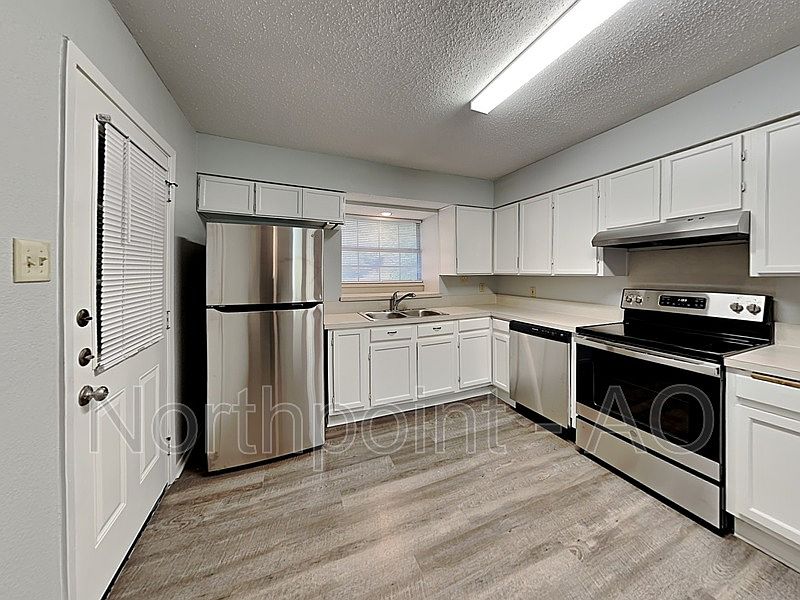 1st image of 913 Vaughn Dr