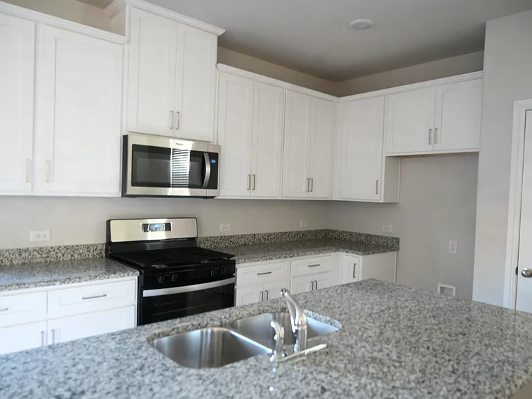 1012 Portina Dr — Photo 7