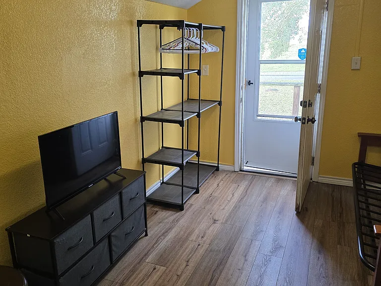 531 1/2 W Brazos Blvd — Photo 10