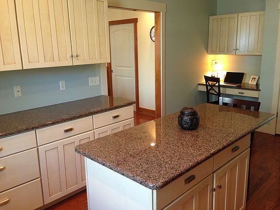 3rd image of 524 S Elm St