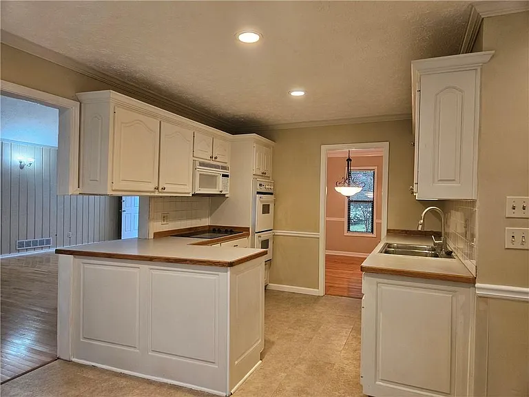 395 Monivea Ln — Photo 9