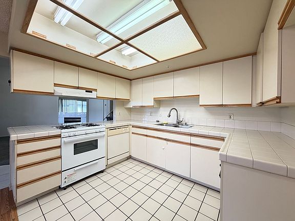 5th image of 16811 Lynn Ln APT C