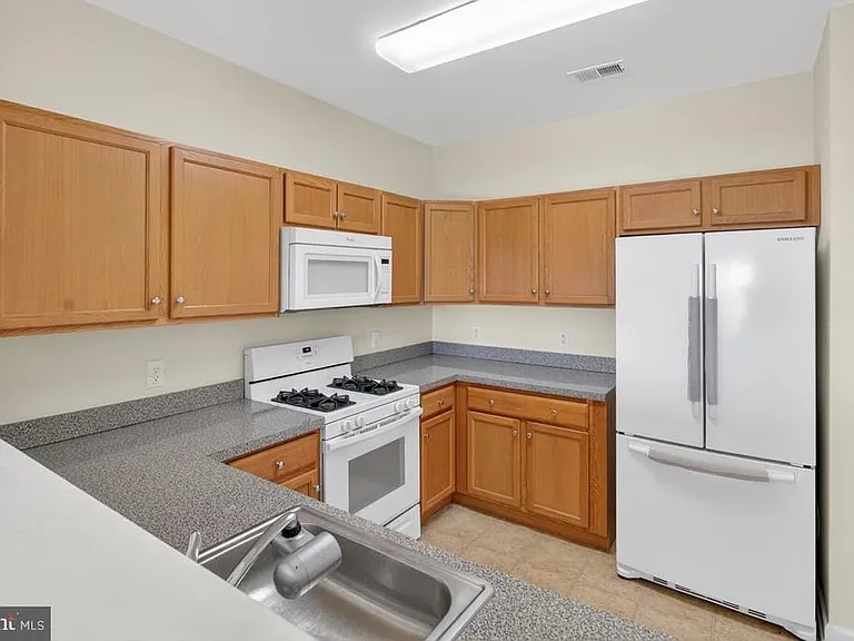 1447 Sierra Dr — Photo 9