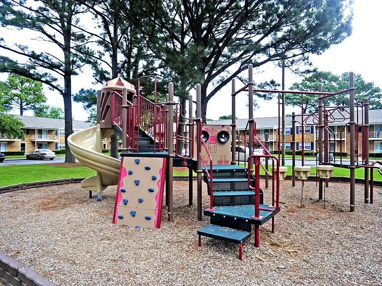 Park Towne Apartments — Photo 32