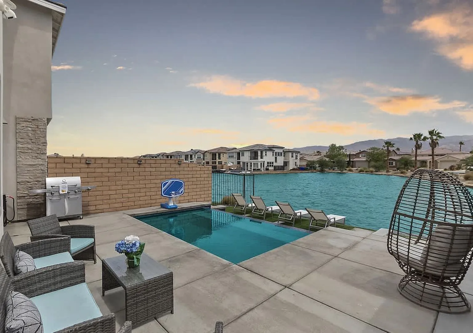 Private Lakeside Family Villa! Pool/Spa/Game tables — Photo 1