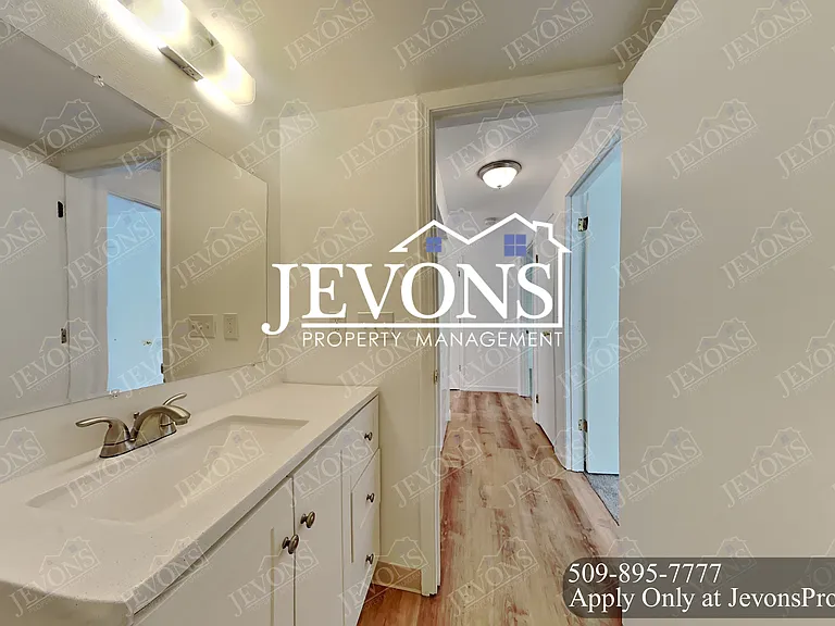 1722 E 56th St #2 — Photo 12