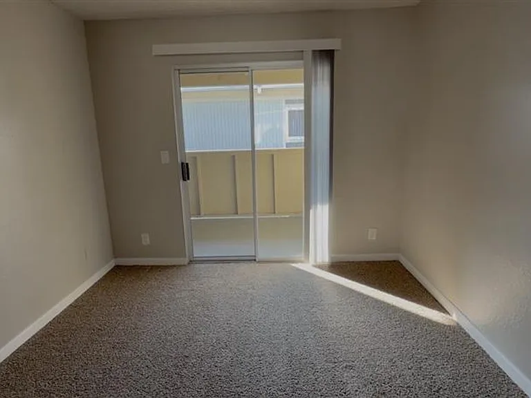 Granada Apartments — Photo 13